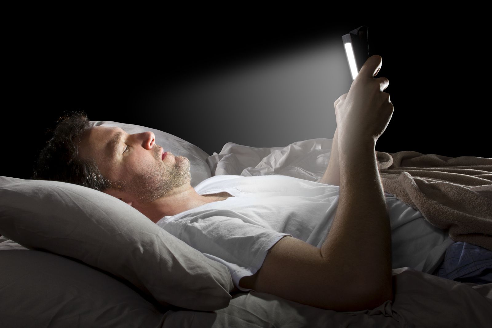 ¿Qué tan malo es usar el celular en la noche?